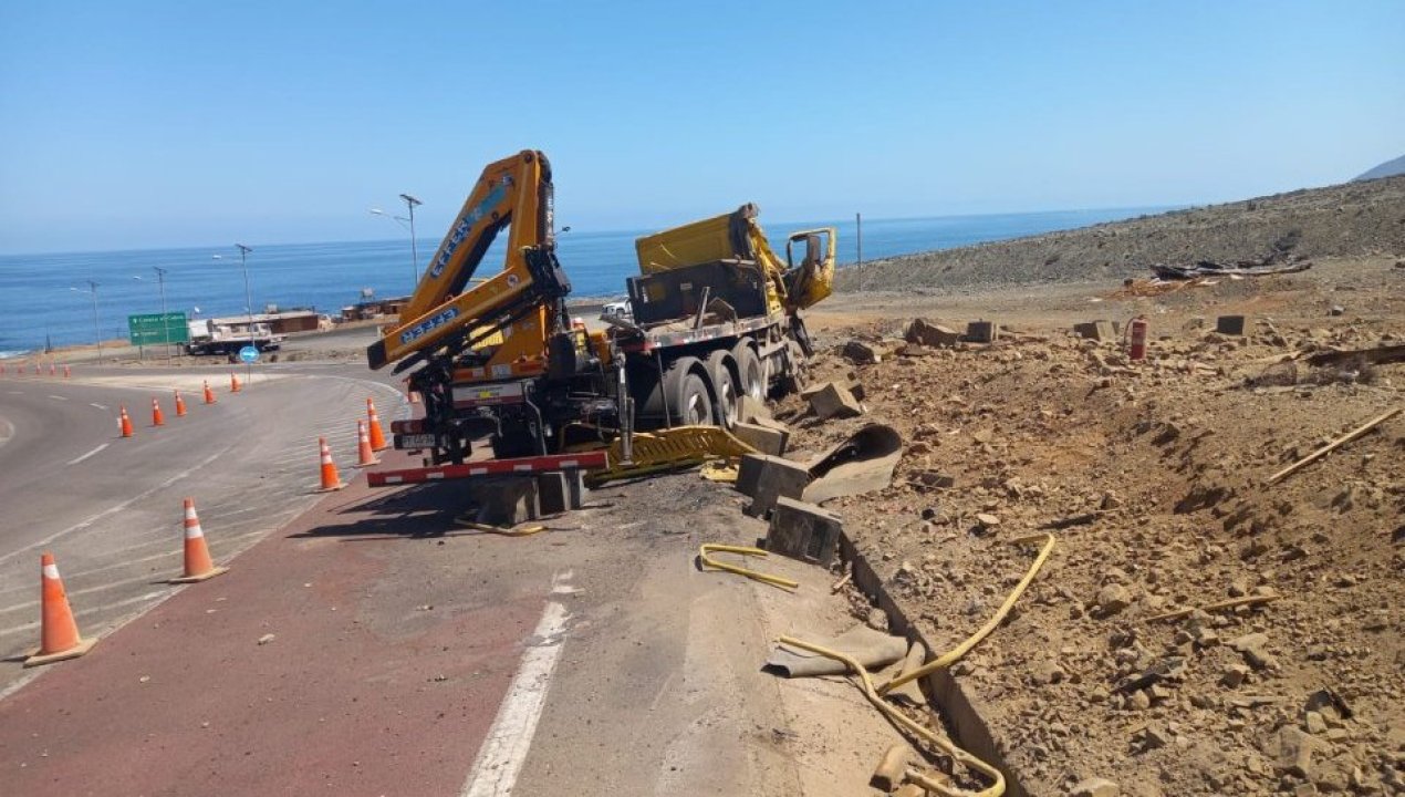 /taltal-camion-grua-que-descendia-por-cuesta-paposo-sale-de-la-ruta-y