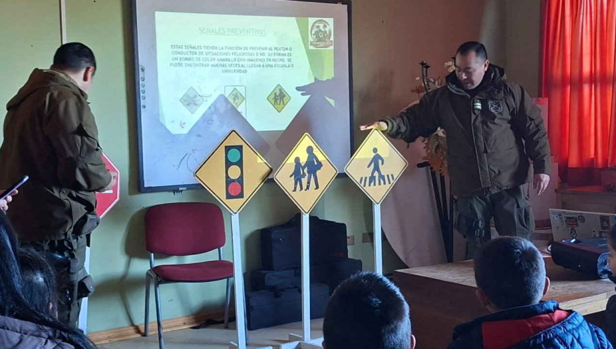 /carabineros-refuerza-la-seguridad-vial-con-estudiantes-de-los-alamos