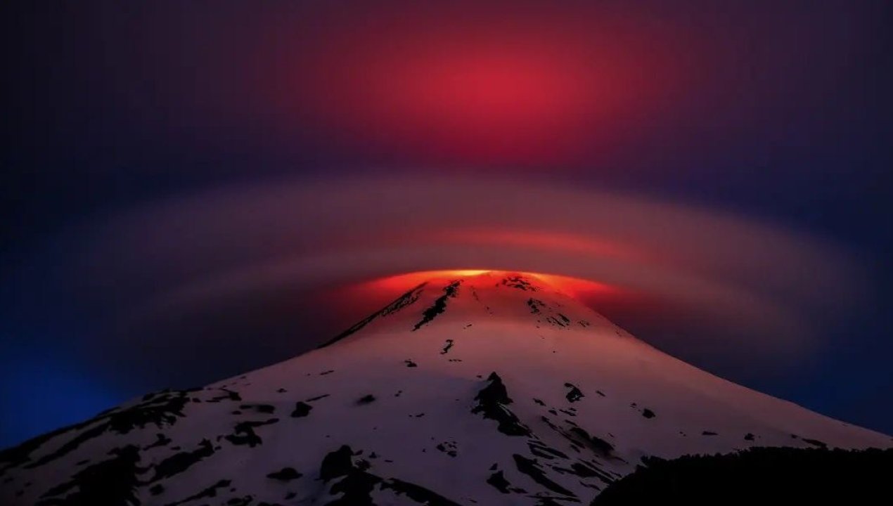 /volcan-villarrica-de-fondo-chileno-gana-premio-fotografo-del-ano-del