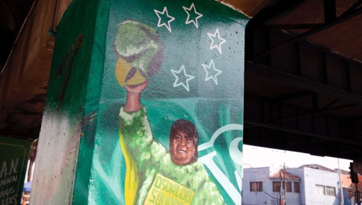 /valparaiso-bajo-pintura-oficios-y-personajes-son-retratados-en-pilares-de