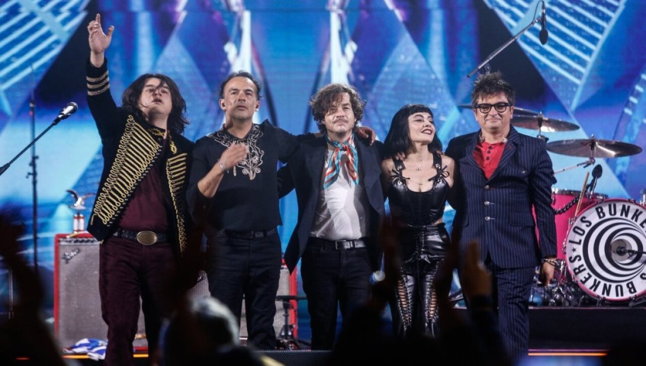 /regionales/region-de-tarapaca/los-bunkers-sorprendieron-cantando-a-mas-de-30-mil-pies-de-altura