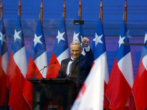 Kast cierra su campaña en Concepción utilizando nuevamente un vidrio blindado