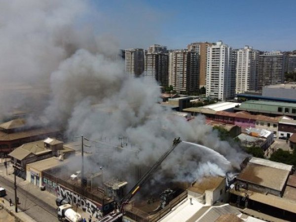 Emergencia en Viña: incendio en zona comercial moviliza 20 unidades de Bomberos