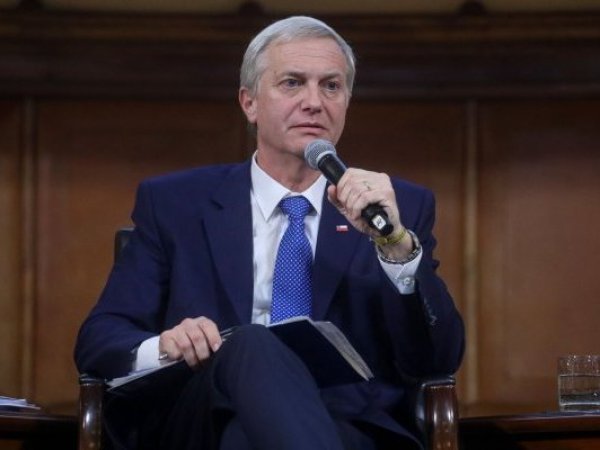 Candidato José Antonio Kast aclara polémica por uso de celular en debate