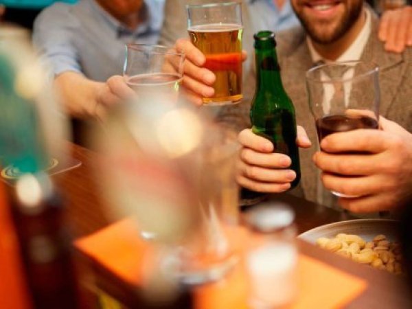 Expertos llaman al autocuidado ante el consumo de alcohol en fiestas de fin de año