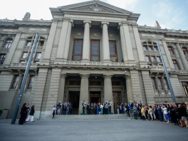 Ipsos: 78% de los chilenos cree que el poder y el dinero influyen en los fallos judiciales