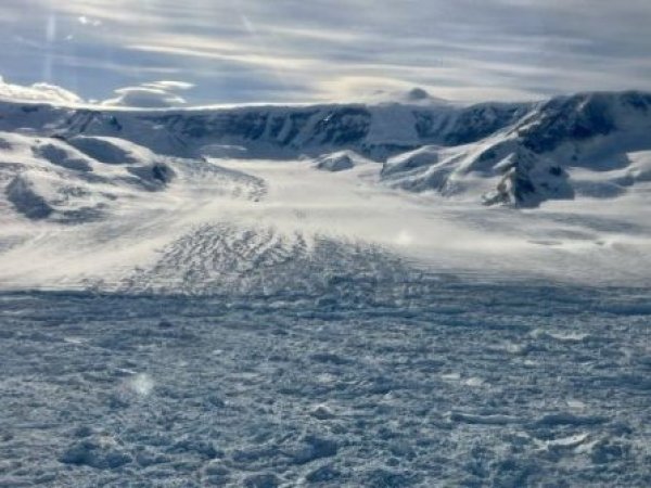Estrellas de cine llegan a la Antártica mientras expertos advierten riesgos ambientales