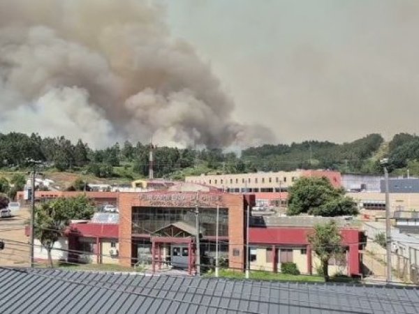 Incendio se aproxima a cárcel El Manzano en Concepción y Gendarmería activa protocolos preventivos