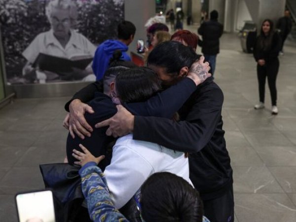 Nuevo arribo de chilenos deportados desde EE.UU. reabre debate por política migratoria