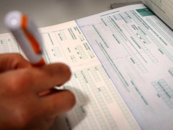 Contraloría detecta miles de funcionarios con licencia médica trabajando en sector privado