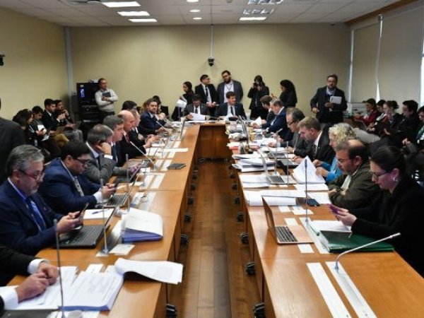 Polémica aprobación: Comisión de Hacienda autoriza millonario fondo de endeudamiento solicitado por el Ejecutivo.