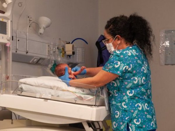 Minsal llama a extremar cuidados en bebés ante alta circulación de virus respiratorios