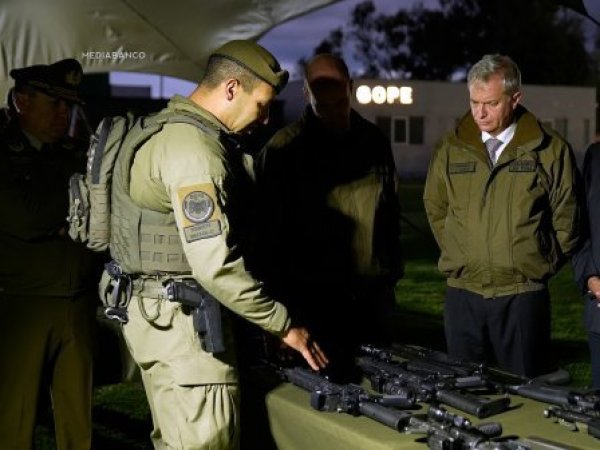 Gobierno presenta 300 nuevos subfusiles CZ Scorpion para GOPE de Carabineros